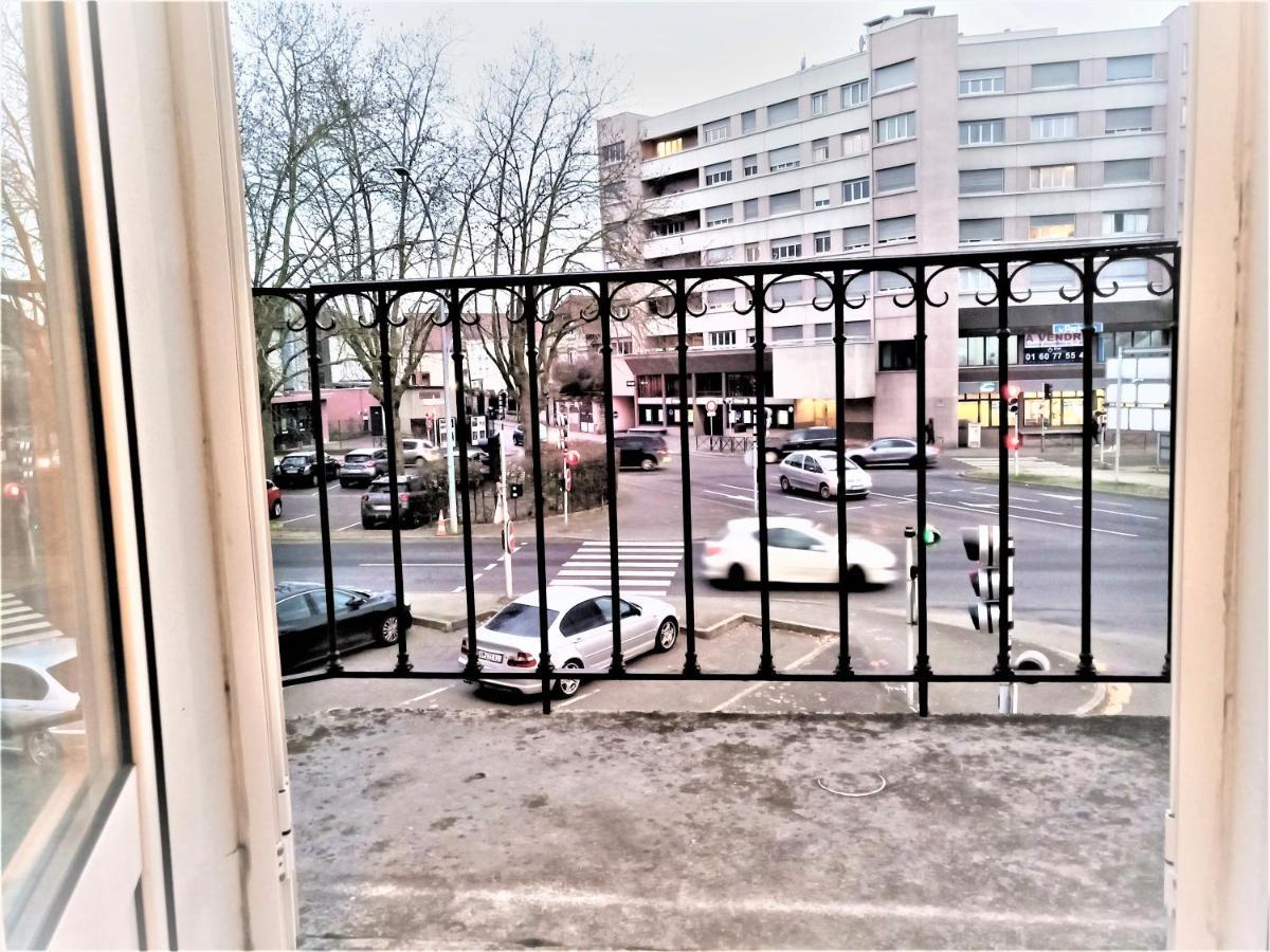 Appartement Proche Centre Ville, Gare Et Autoroute Melun Luaran gambar